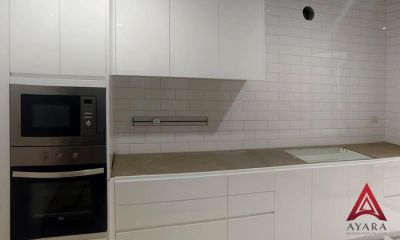 ชุดครัว Built-in โครงซีเมนต์บอร์ด หน้าบาน Hi Gloss สีขาวเงา