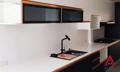 ชุดครัว Built-in โครงซีเมนต์บอร์ด หน้าบาน Melamine สีดำด้าน Texture ลายไม้ + ขาว