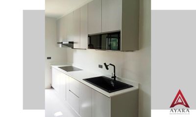 ชุดครัว Built-in โครงซีเมนต์บอร์ด หน้าบาน Melamine สีเทาอ่อน