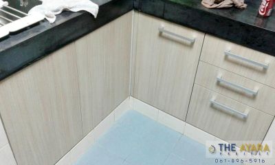 ชุดครัว Built-in โครงซีเมนต์บอร์ด หน้าบาน Laminate ลายไม้ Blond Afromosia