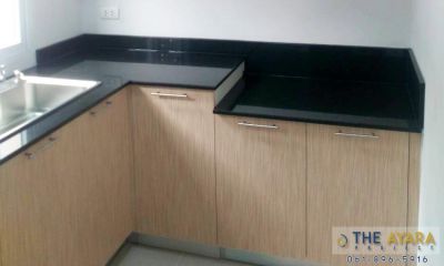 ชุดครัว Built-in โครงซีเมนต์บอร์ด หน้าบาน Laminate ลายไม้ Wheat Stand