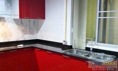 ชุดครัว Built-in โครงซีเมนต์บอร์ด หน้าบาน Hi Gloss สีแดง