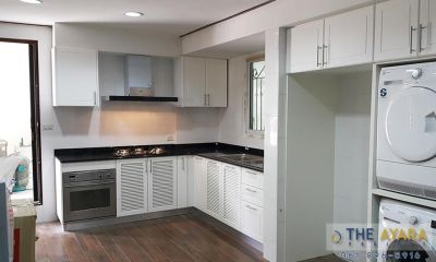 ชุดครัว Built-in โครงซีเมนต์บอร์ด หน้าบานไม้พ่นสีขาวด้าน