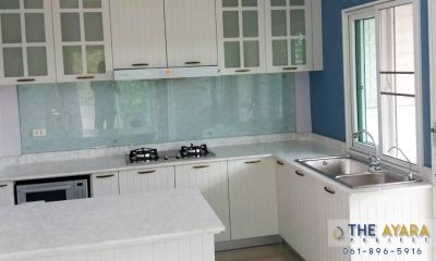 ชุดครัว Built-in โครงซีเมนต์บอร์ด หน้าบาน PVC สีขาวด้าน เซาะร่อง