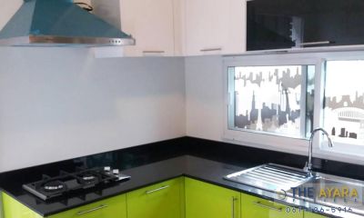ชุดครัว Built-in โครงซีเมนต์บอร์ด หน้าบาน PVC สีขาว+เขียว