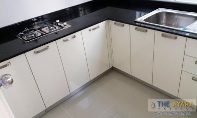 ชุดครัว Built-in โครงซีเมนต์บอร์ด หน้าบาน Acrylic สีขาวมุก