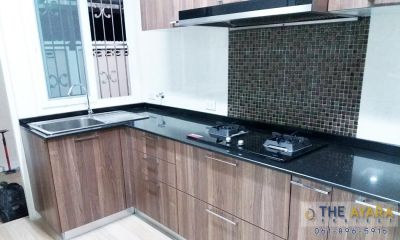 ชุดครัว Built-in โครงซีเมนต์บอร์ด หน้าบาน Melamine สี Milano Wood ลายไม้แนวตั้ง
