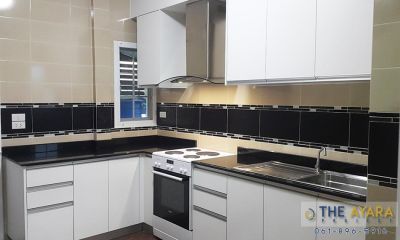 ชุดครัว Built-in โครงซีเมนต์บอร์ด หน้าบาน Melamine สีขาว