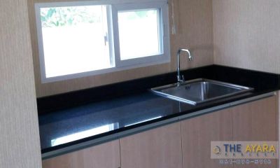 ชุดครัว Built-in โครงซีเมนต์บอร์ด หน้าบาน Melamine สี Maple 