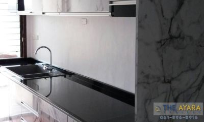 ชุดครัว Built-in โครงซีเมนต์บอร์ด หน้าบาน Laminate สี Calacatta Marble
