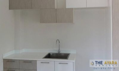 ชุดครัว Built-in โครงซีเมนต์บอร์ด หน้าบาน Laminate สีขาว + Smoke Strand