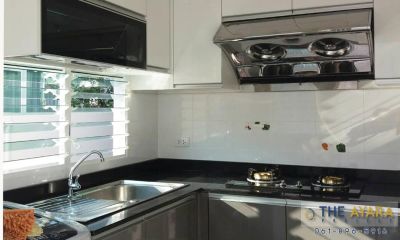 ชุดครัว Built-in โครงซีเมนต์บอร์ด หน้าบาน Laminate สีขาว Ultra White + Citadel + Blond Afromosia