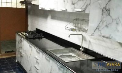 ชุดครัว Built-in โครงซีเมนต์บอร์ด หน้าบาน Laminate ลายหินอ่อน Calacatta Marble