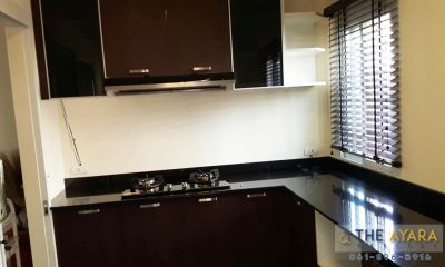 ชุดครัว Built-in โครงซีเมนต์บอร์ด หน้าบาน Laminate สี Vintage Teak