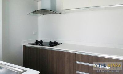 ชุดครัว Built-in โครงซีเมนต์บอร์ด หน้าบาน Laminate สี Weathered Teak + Acrylic สีขาวมุก