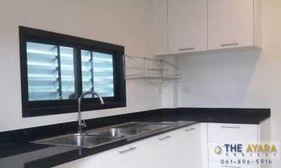 ชุดครัว Built-in โครงซีเมนต์บอร์ด หน้าบาน Laminate สี Ultra White