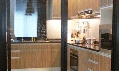 ชุดครัว Built-in Laminate ลายไม้ Flaked Walnut แนวตั้ง
