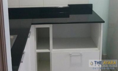 ชุดครัว Built-in โครงซีเมนต์บอร์ด หน้าบาน Laminate สีขาว