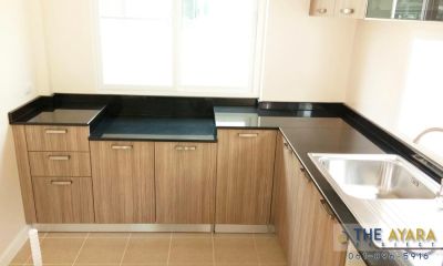ชุดครัว Built-in โครงซีเมนต์บอร์ด หน้าบาน Laminate สี Mocca Firwood