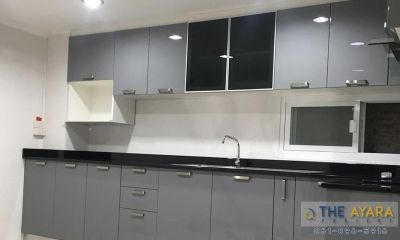 ชุดครัว Built-in โครงซีเมนต์บอร์ด หน้าบาน Hi Gloss สีเทา