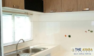 ชุดครัว Built-in โครงซีเมนต์บอร์ด + วงกบ หน้าบาน Laminate สี Sarum Strand