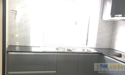 ชุดครัว Built-in โครงซีเมนต์บอร์ด หน้าบาน PVC สีเทาเงา