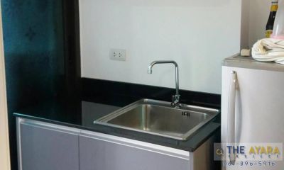 ชุดครัว Built-in โครงซีเมนต์บอร์ด หน้าบาน PVC สีเทา