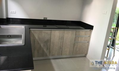 ชุดครัว Built-in โครงซีเมนต์บอร์ด หน้าบาน Laminate สี Concrete Formwood