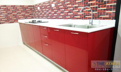 ชุดครัว Built-in โครงซีเมนต์บอร์ด หน้าบาน Acrylic สีแดง