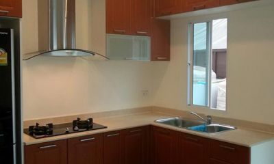 ชุดครัว Built-in PVC สี Montreal Cherry เซาะร่อง Roma