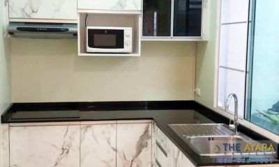 ชุดครัว Built-in ตู้ล่าง โครงซีเมนต์บอร์ด หน้าบาน Laminate สี Calacatta Marble
