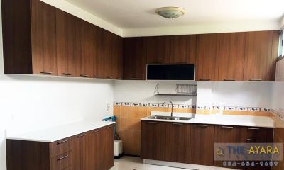 ชุดครัว Built-in โครงซีเมนต์บอร์ด หน้าบาน Laminate สี Teak Allover
