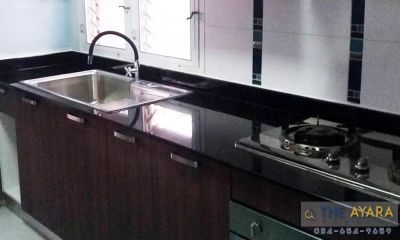 ชุดครัว Built-in โครงซีเมนต์บอร์ด หน้าบาน Laminate สี Jarrah Legno