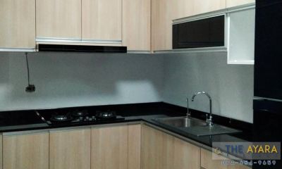ชุดครัว Built-in โครงซีเมนต์บอร์ด หน้าบาน Laminate สี Natural Oak