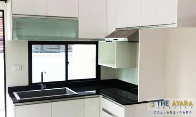 ชุดครัว Built-in โครงซีเมนต์บอร์ด หน้าบาน Laminate สีขาวเงา