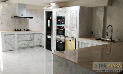 ชุดครัว Built-in โครงซีเมนต์บอร์ด หน้าบาน Laminate สี Calacatta Marble