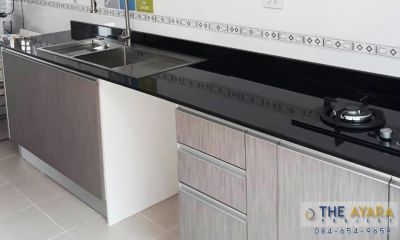 ชุดครัว Built-in ตู้ล่าง โครงซีเมนต์บอร์ด หน้าบาน Laminate สี Sarum Strand - ม.บ้านสราญสิริ