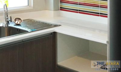 ชุดครัว Built-in โครงซีเมนต์บอร์ด หน้าบาน Laminate สี Weathered Ash