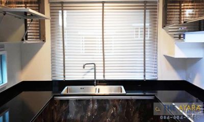 ชุดครัว Built-in โครงซีเมนต์บอร์ด หน้าบาน Laminate สี Marbled Cappuccino