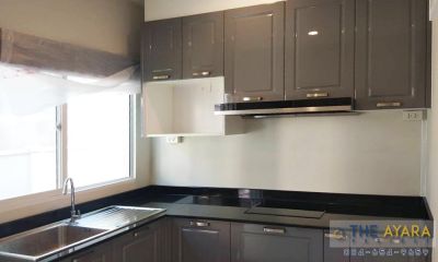 ชุดครัว Built-in โครงซีเมนต์บอร์ด หน้าบาน PVC สีเทาเงา เซาะร่อง