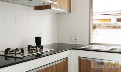 ชุดครัว Built-in โครงซีเมนต์บอร์ด หน้าบาน Laminate สี Millennium Oak