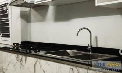 ชุดครัว Built-in โครงซีเมนต์บอร์ด หน้าบาน Laminate สี Ebony Ribbonwood