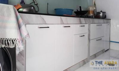 ชุดครัว Built-in โครงซีเมนต์บอร์ด หน้าบาน Hi Gloss สีขาวเงา