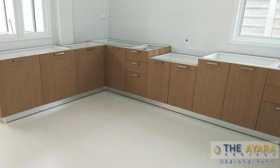 ชุดครัว Built-in โครงซีเมนต์บอร์ด หน้าบาน Laminate สี Pecan Woodline