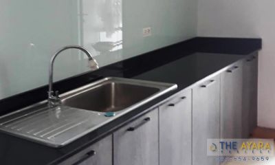 ชุดครัว Built-in โครงซีเมนต์บอร์ด หน้าบาน Laminate สี Shadow Oak