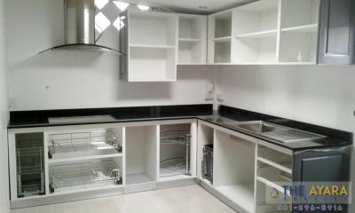 ชุดครัว Built-in PVC สีเทาเงา เซาะร่อง