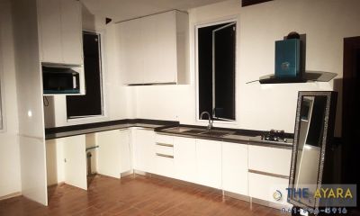 ชุดครัว Built-in PVC สีขาวเงา