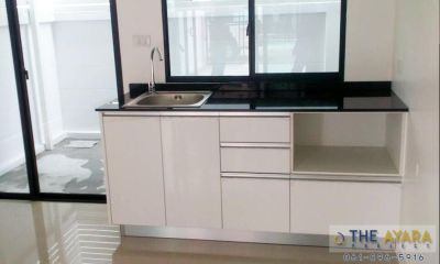 ชุดครัว Built-in PVC สีขาวเงา