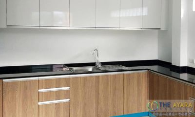 ชุดครัว Built-in โครงซีเมนต์บอร์ด หน้าบาน Laminate สี Millennium Oak ลายไม้