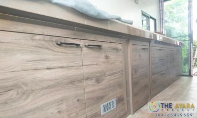 ชุดครัว Built-in โครงซีเมนต์บอร์ด หน้าบาน Melamine สี Woodland Oak ลายไม้แนวนอน